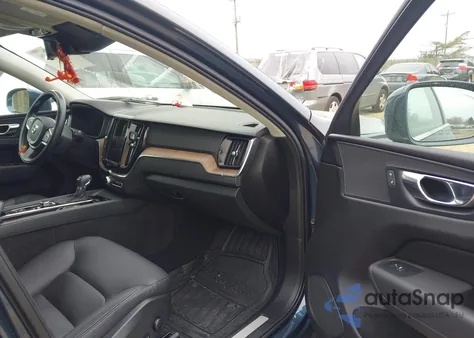 2021 Volvo Xc60 T5 Momentum z USA, uszkodzony, nr VIN YV4102RK6M1861653